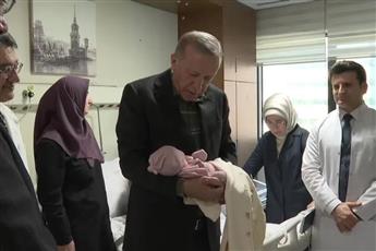 #أردوغان يؤذن لمولودة ناجية من #زلزال_تركيا .. ويسميها عائشة