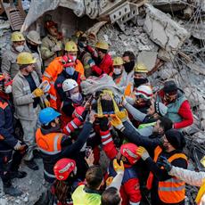 إنقاذ 3 أشخاص بينهم طفل من تحت الركام بعد 11 يوما على زلزال تركيا