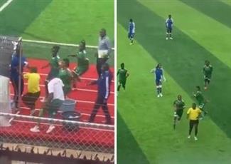 لاعبات كرة قدم يطاردن الحكم ويعتدين عليه بالضرب المبرح