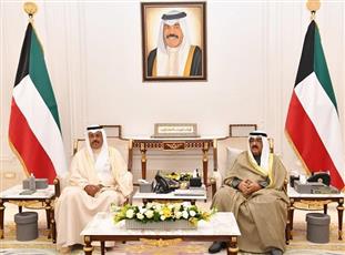 سمو ولي العهد يستقبل رئيسي الوزراء السابق والحالي