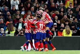 أتلتيكو بـ 10 لاعبين يخطف نقطة من ريال مدريد ويعقد حساباته في المنافسة على الليغا