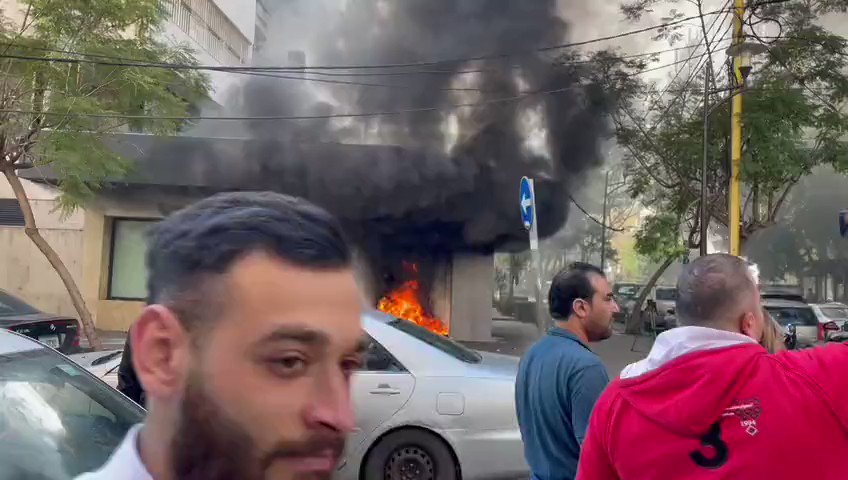 إحراق مداخل المصارف في «بدارو»…غضب شعبي في لبنان مع انهيار الليرة