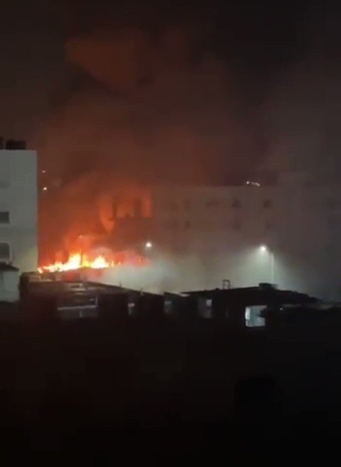 مستوطنون يحرقون منازل ومنشآت فلسطينية في بلدة حوارة بنابلس