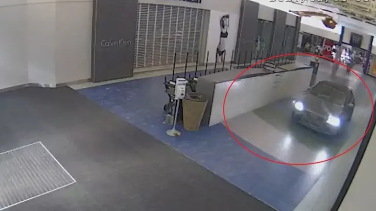 شاهد حادث سطو جنوني.. اقتحم مركزا تجاريا شهيرا بسيارة مسروقة
