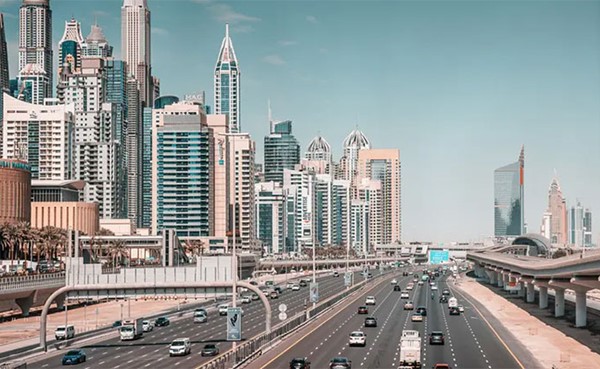 تسارع نمو القطاع الخاص غير النفطي بالإمارات في فبراير مع نمو الإنتاج