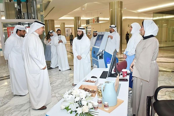 الماجد تفقَّد معرض خدمات إدارات «العدل»