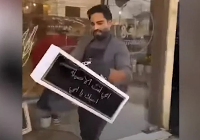 شاهد بالفيديو.. ماذا أهدى شاب أردني والدته في يوم الأم