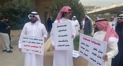 شاهد بالفيديو..موظفو المنافذ البرية يعتصمون للمطالبة بصرف البدلات المستحقة #اعتصام_المنافذ_البريه