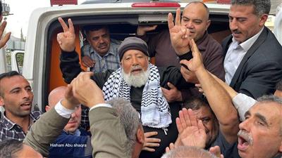 الاحتلال يفرج عن شيخ أسرى فلسطين فؤاد الشوبكي بعد 17 عامًا في الأسر