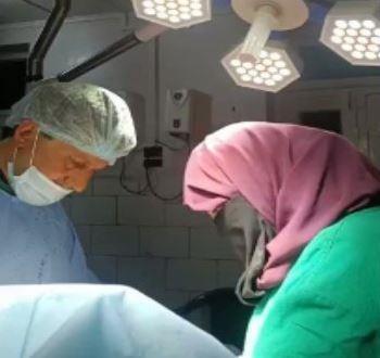 فريق طبي باكستاني يواصل إجراء عملية جراحية أثناء الزلزال