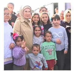 زوجة أردوغان تزور مخيّماً لمتضرري الزلازل جنوبي تركيا