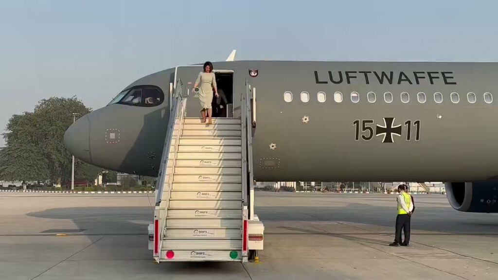 موقف محرج لوزيرة الخارجية الألمانية في الهند: مساء الخير سيدي السفير.. لا أحد هنا!