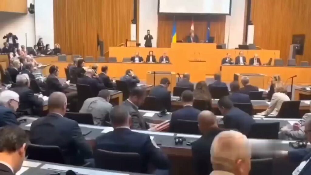 المعارضة النمساوية في البرلمان تغادر القاعة بعد بدء خطاب زيلينسكي بالفيديو