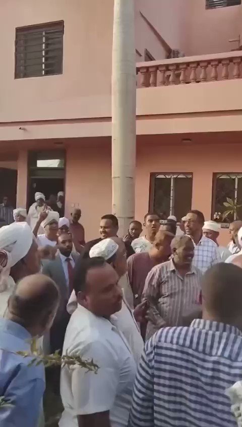 عمر البشير‬⁩ مبتسمًا خارج أسوار السجن