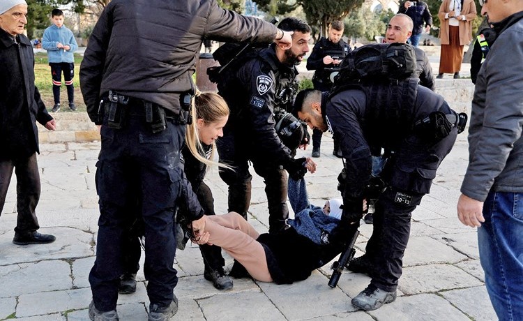 تسجيلات مصورة تظهر شرطة الاحتلال تضرب المصلين بوحشية.. والفصائل تُهدد: جريمة غير مسبوقة ولها ما بعدها