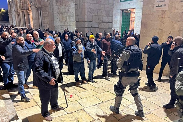 الاحتلال يقتحم الأقصى مجدداً ويعتدي على المعتكفين.. وآلاف الفلسطينيين يطلقون مسيرة منددة #الاقصي_يستغيث