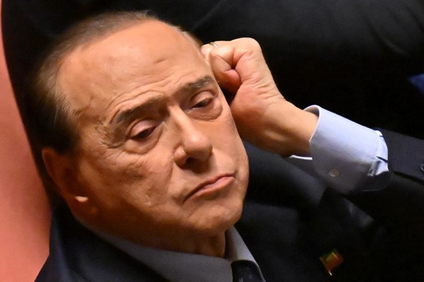 رئيس وزراء إيطاليا السابق برلسكوني مصاب بسرطان الدم