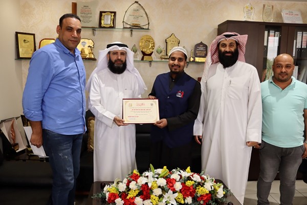 مدير مساجد الفروانية يكرّم حارس مسجد لتصديه لـ4 لصوص