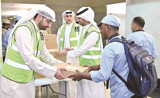 «التجاري» مستمر في توزيع وجبات السحور على العمال
