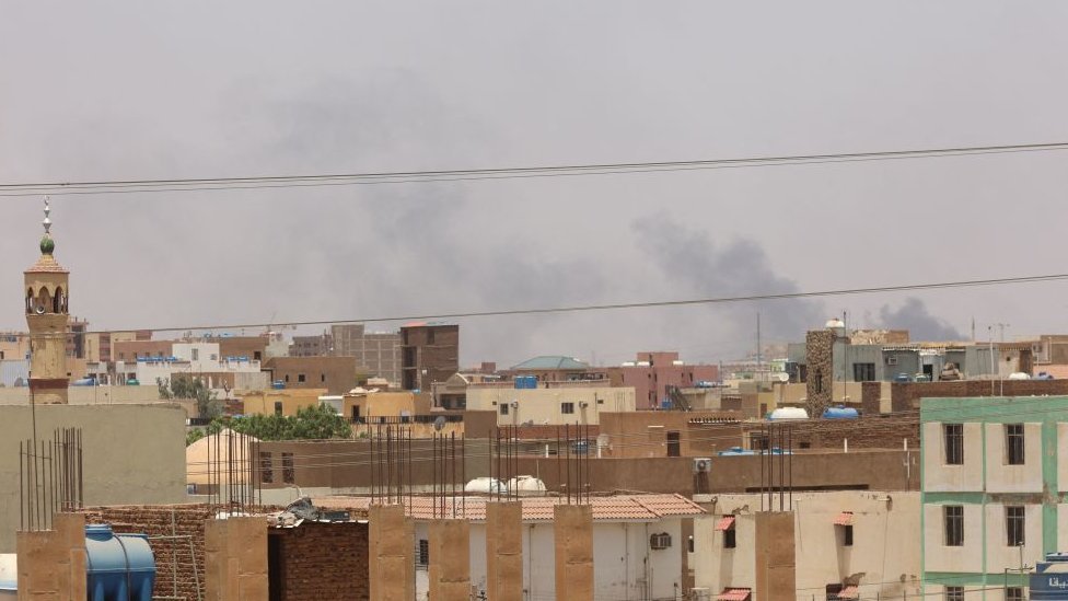 اشتباكات السودان: بلينكن يقول إن موكباً دبلوماسياً أمريكياً تعرض لإطلاق نار