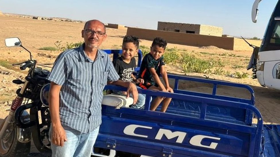 اشتباكات السودان: سائقو حافلات يطلبون “مبالغ فلكية” لنقل الفارين عبر الحدود