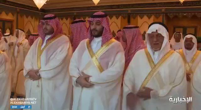 ولي العهد السعودي أدى صلاة عيد الفطر مع جموع المصلين في المسجد الحرام #عيدكم_مبارك #كل_عام_وانتم_بخير