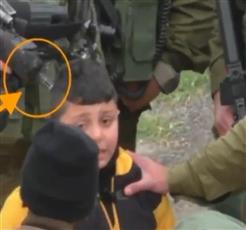 كتيبة كاملة من قوات الاحتلال لاعتقال طفل فلسطيني!  #الاقصي_يستغيث