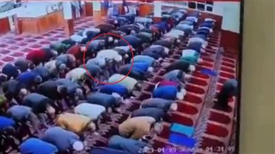شخص يقتحم صفوف المصلين ويطعن إمام مسجد أثناء سجوده خلال صلاة الفجر في أمريكا
