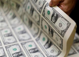 الدولار يفقد قوته مع توقع قرب انتهاء رفع الفائدة الأمريكية