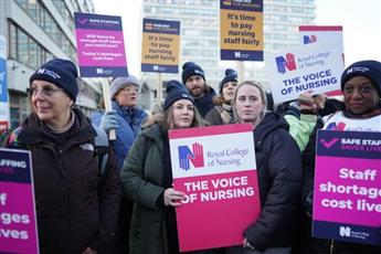 الممرضون البريطانيون يرفضون عرضًا حكوميًا لزيادة الأجور ويعلنون الإضراب