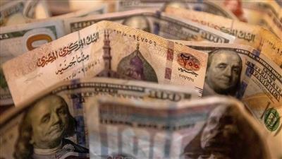 ديون مصر من مستقر إلى سلبي.. والضغط يتزايد على الجنيه