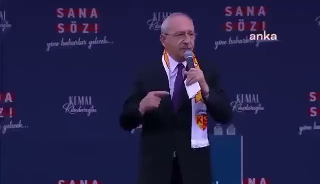 شاب يقتحم المنصة أثناء حديث مرشح المعارضة التركية كمال أوغلو لالتقاط صورة معه