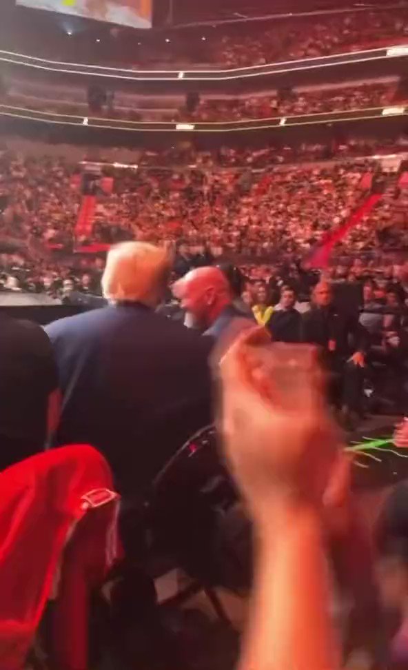 استقبال حار للرئيس الأمريكي السابق «ترمب» أثناء حضوره حدث لـ «UFC» للفنون القتالية في ميامي بولاية فلوريدا