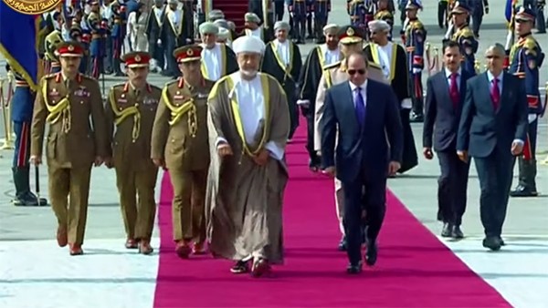 السيسي يستقبل سلطان عُمان في مطار القاهرة