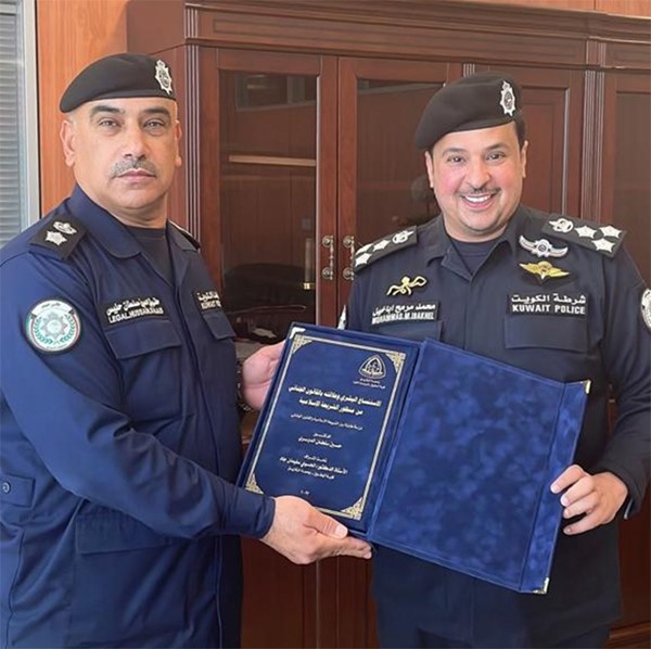الدوسري أهدى أبا الخيل نسخة من شهادة الدكتوراه