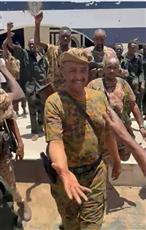 البرهان يظهر لأول مرة وسط جنوده.. منذ اندلاع اشتباكات السودان