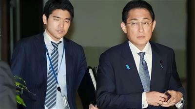 رئيس الوزراء الياباني يقيل ابنه من منصب رسمي