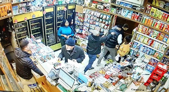 شاهد سطو مسلح في اسطنبول وكاميرات المراقبة تكشف الجناة