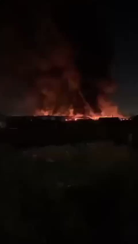 الدفاع المدني بجدة يُسيطِر على حريق سوق الصواريخ.. دون إصابات