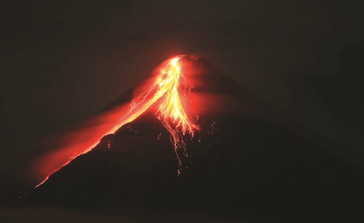 الفلبين: إجلاء الآلاف بسبب بركان والحكومة تعلن الطوارئ