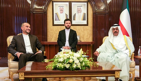 رئيس مجلس الوزراء يستقبل وزير الخارجية الإيراني بمناسبة زيارته للبلاد