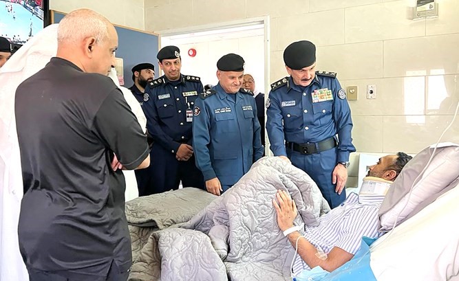 الفريق المكراد زار وكيل ضابط المصاب في مستشفى الفروانية