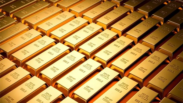 الذهب يتراجع لأدنى مستوياته في 3 أشهر بعد تلميح بنوك مركزية برفع الفائدة