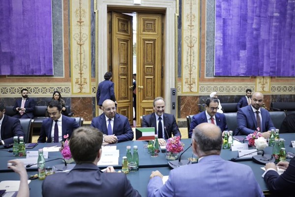 وزير الخارجية يلتقي رئيس البرلمان النمساوي في إطار زيارته الرسمية إلى فيينا