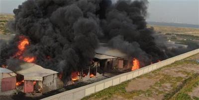 5 فرق إطفاء تتعامل مع حريق مستودع أخشاب في الخويسات