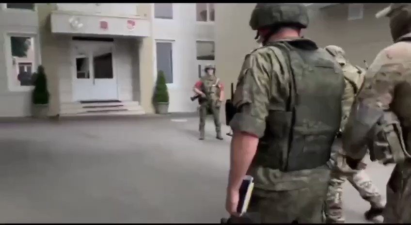 رئيس #فاغنر يدخل مقر وزارة الدفاع في #روستوف الروسية