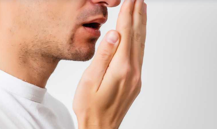 رائحة الفم الكريهة.. 4 طرق للتخلص منها
