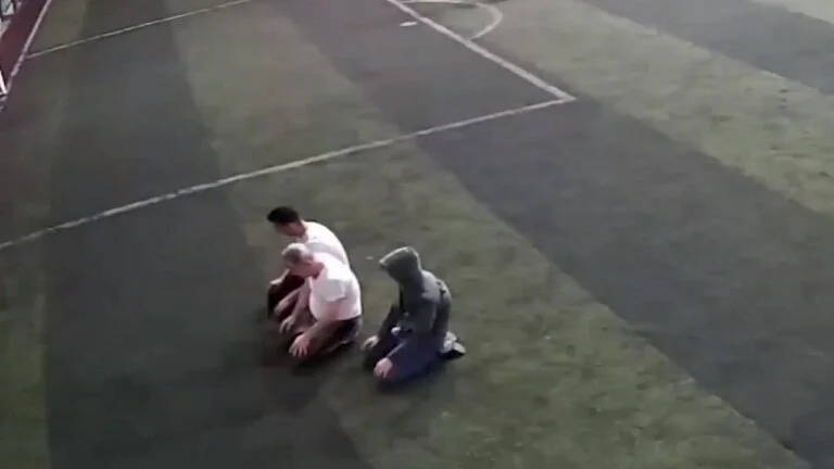 بعد أن أنهى صلاته.. شاهد لحظة وفاة لاعب على أرضية ملعب بسوريا