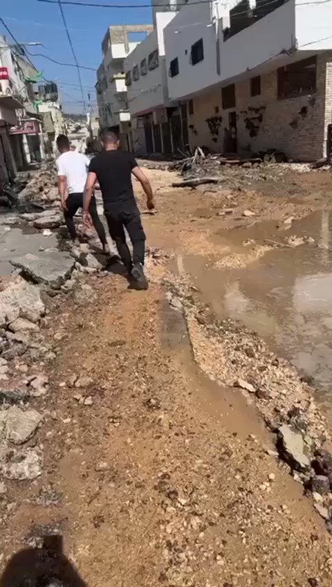 بعد عملية عسكرية للاحتلال فلسطينيون يتفقدون الدمار في ساحة «مخيم جنين»