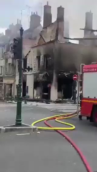 انهيار مبنى بعد تعرضه للحرق في أعمال الشغب بفرنسا